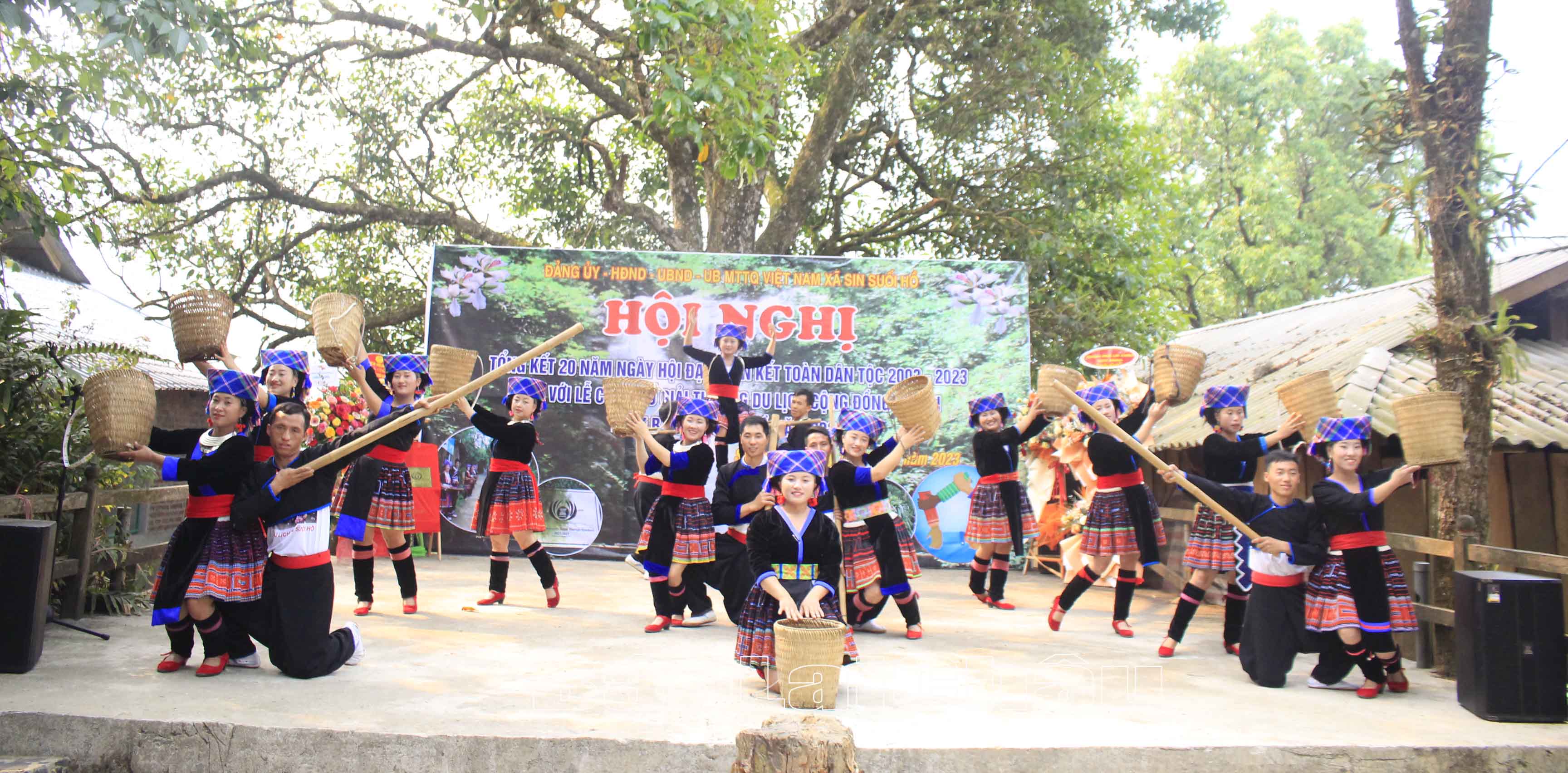 Văn nghệ chào mừng.